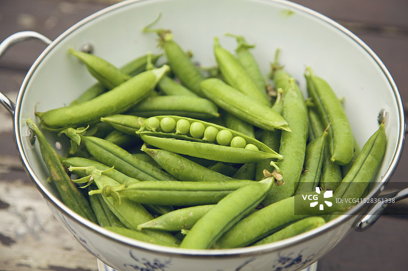 碗里剥开的豌豆荚图片素材