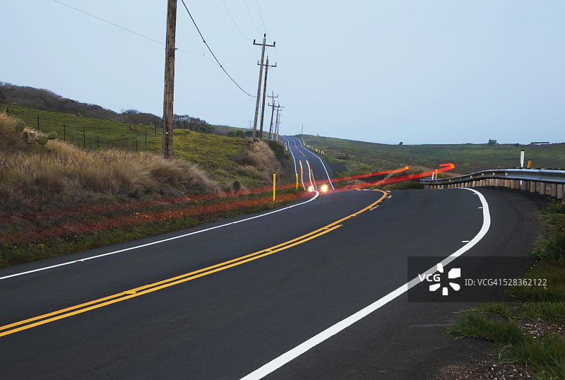 夏威夷大岛科哈拉山路黄昏车灯模糊图片素材