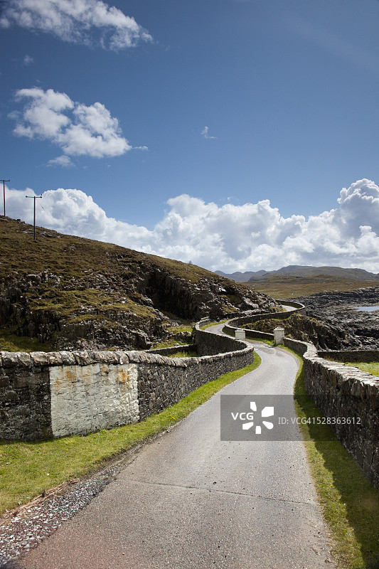 苏格兰阿德纳默克海岸的石墙公路图片素材