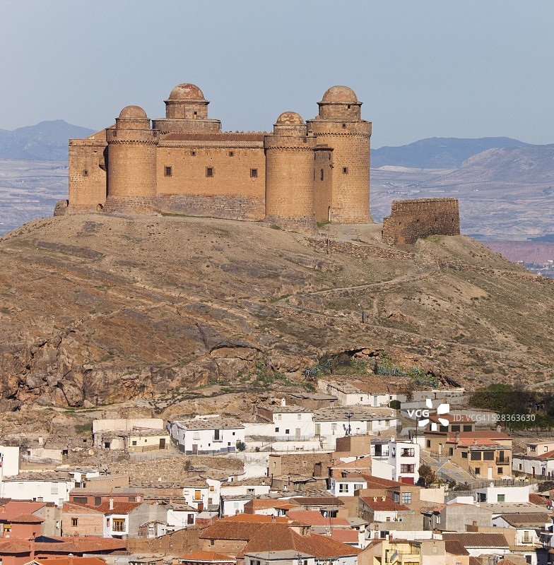 西班牙格拉纳达省拉卡拉奥拉村庄上方的16世纪城堡图片素材