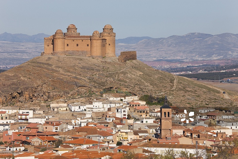 西班牙格拉纳达省拉卡拉奥拉村庄上方的16世纪城堡图片素材