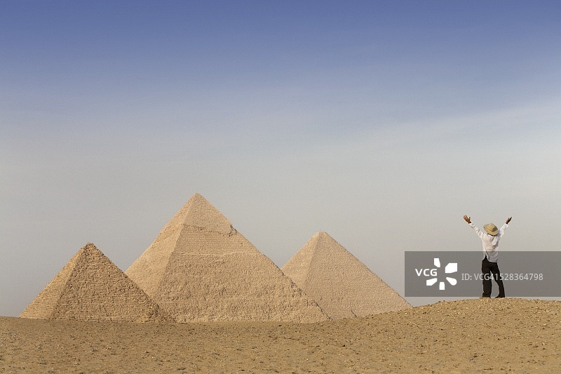 埃及吉萨金字塔游客图片素材