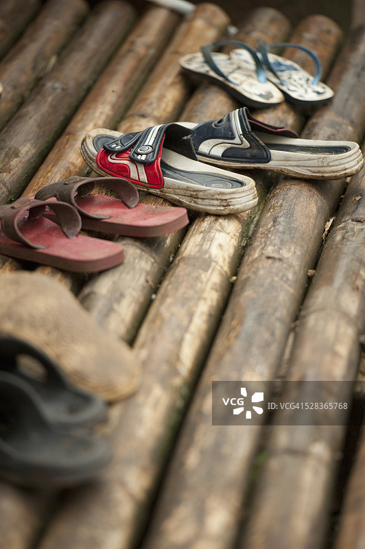 湄索难民营竹子上的鞋子图片素材