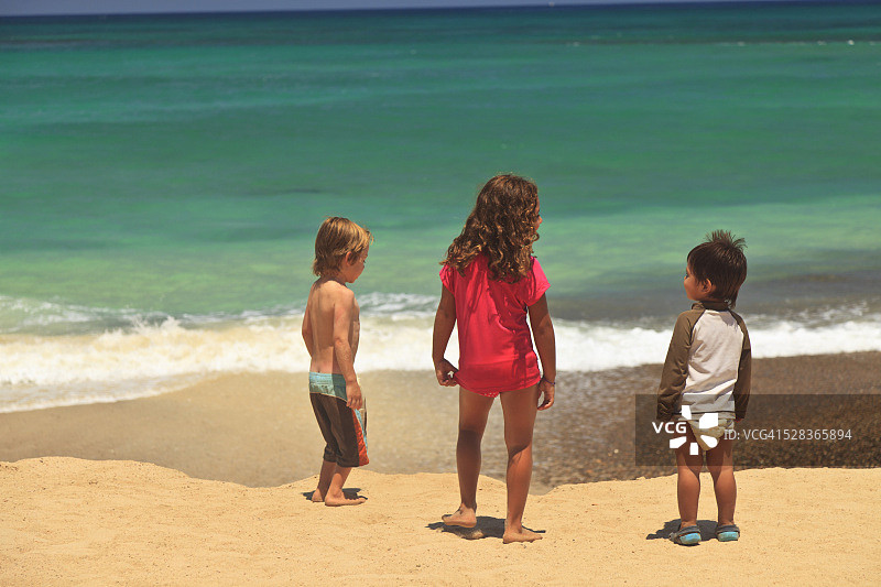 孩子们站在墨西哥南下加利福尼亚州卡波普尔莫海滩水边图片素材
