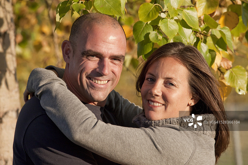 公园里的夫妇肖像；加拿大阿尔伯塔省博蒙特图片素材