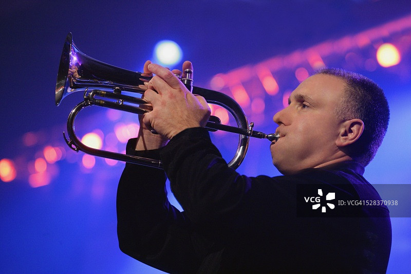 男人吹小号图片素材