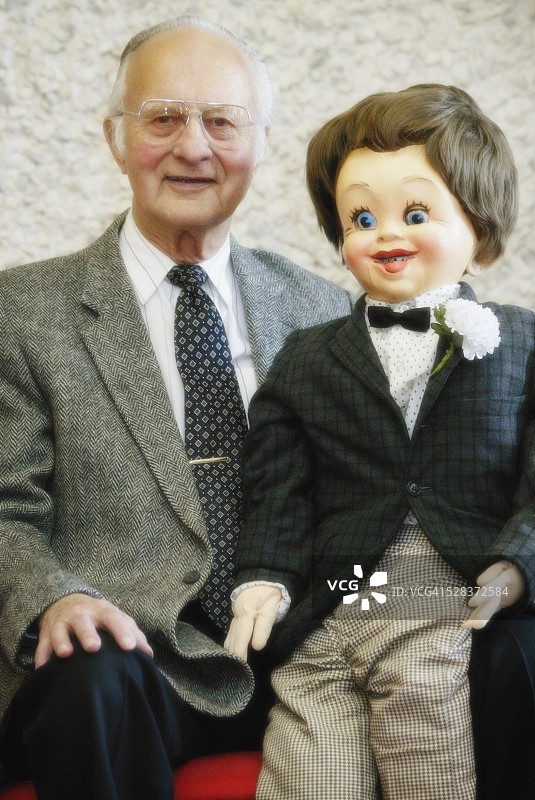 腹语表演者和木偶图片素材