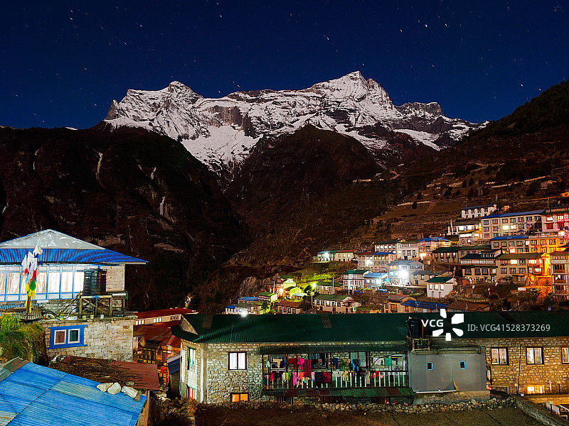 尼泊尔南池市场小镇夜景图片素材