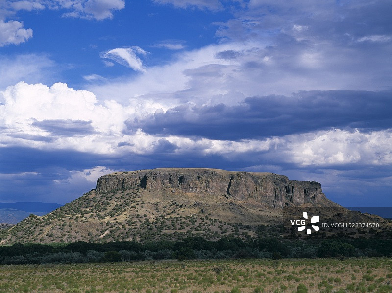 黑 mesa，格兰德河谷的暴风雨天空图片素材