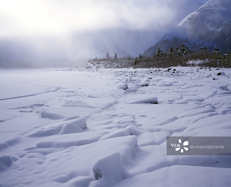楚加奇山脉，雾气笼罩着漂流的冰雪，波蒂奇湖图片素材