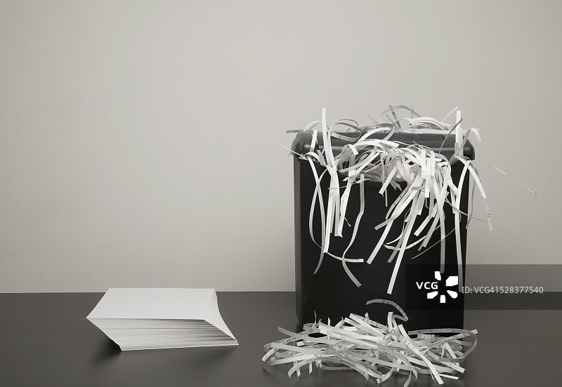 垃圾桶里的碎纸图片素材