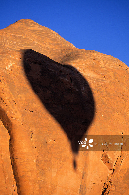 岩石悬崖上的热气球阴影图片素材