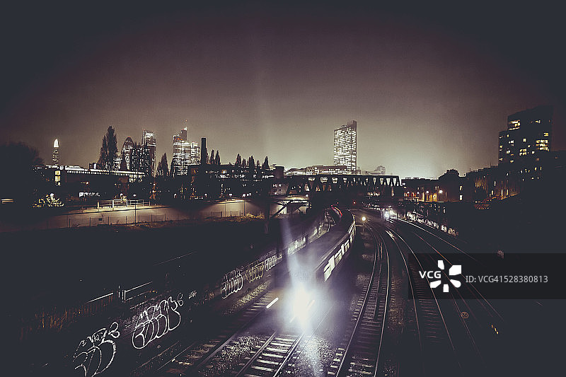 伦敦夜间火车图片素材