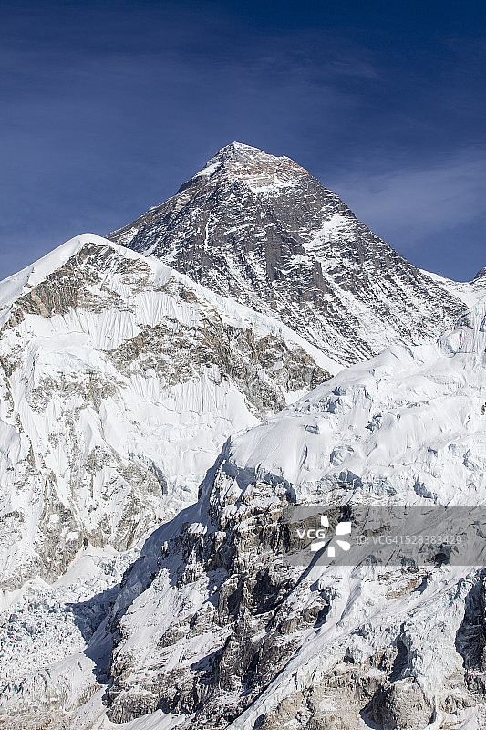 从卡拉帕塔观赏珠穆朗玛峰图片素材