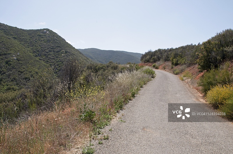 一条穿过南加州圣安娜山脉的狭窄道路；埃尔西诺湖，加利福尼亚州，美利坚合众国图片素材