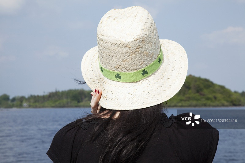 女人看爱尔兰科里布湖图片素材