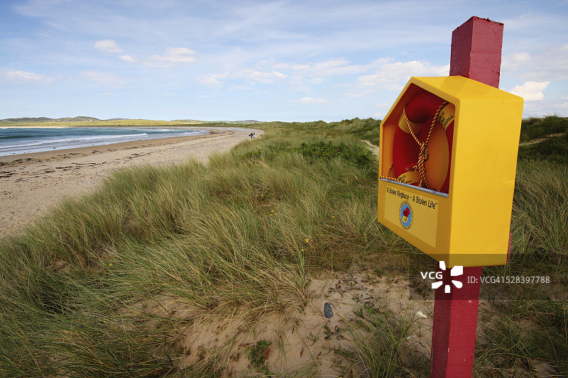 海滩上的救生圈箱；爱尔兰多尼戈尔郡波兰湾图片素材