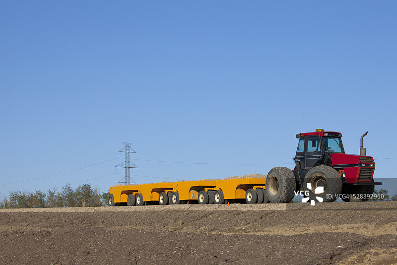 用于新道路建设的压实设备；加拿大艾伯塔省埃德蒙顿图片素材