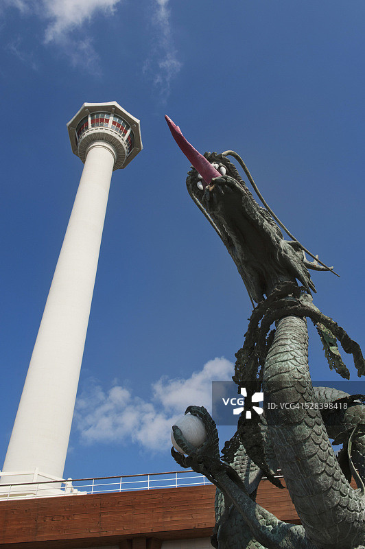 釜山龙头山公园的釜山塔和龙雕像图片素材