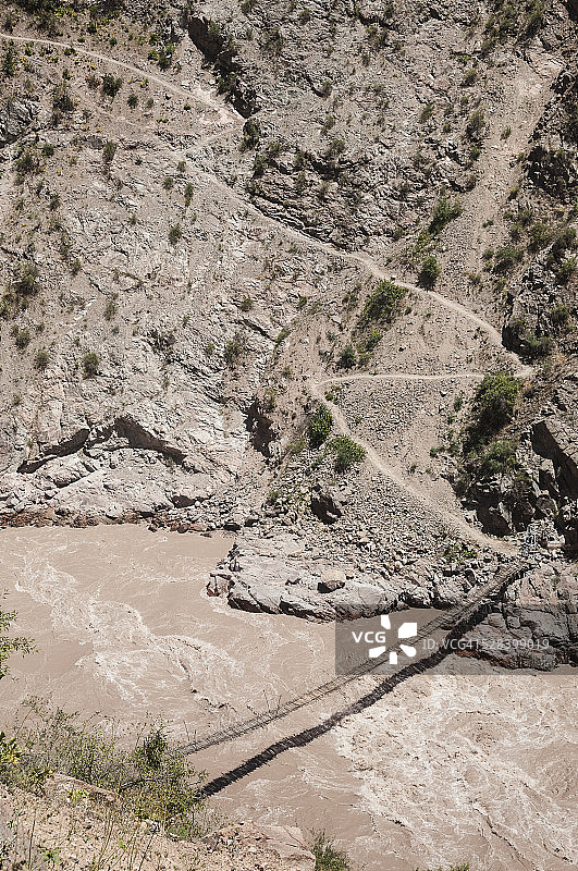 塔吉克斯坦的悬索桥和山路图片素材