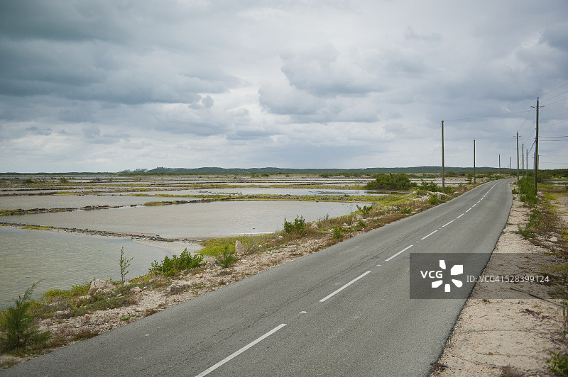 特克斯和凯科斯群岛南凯科斯岛水域旁的道路图片素材