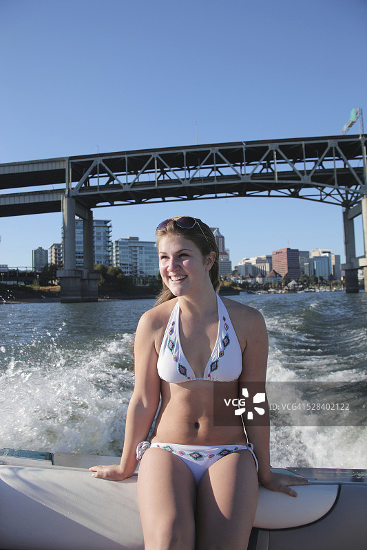 俄勒冈州波特兰，穿着泳衣坐在船尾的少女图片素材