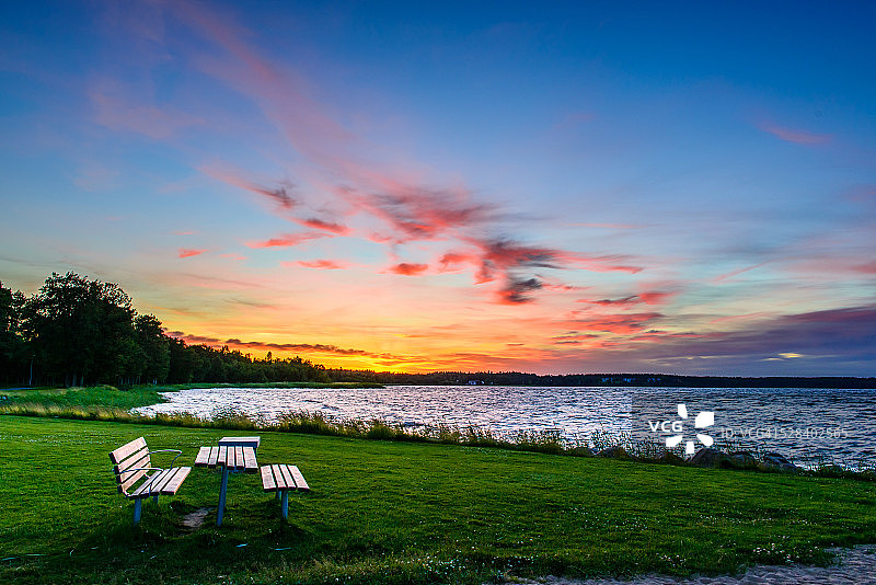 长椅和日落图片素材
