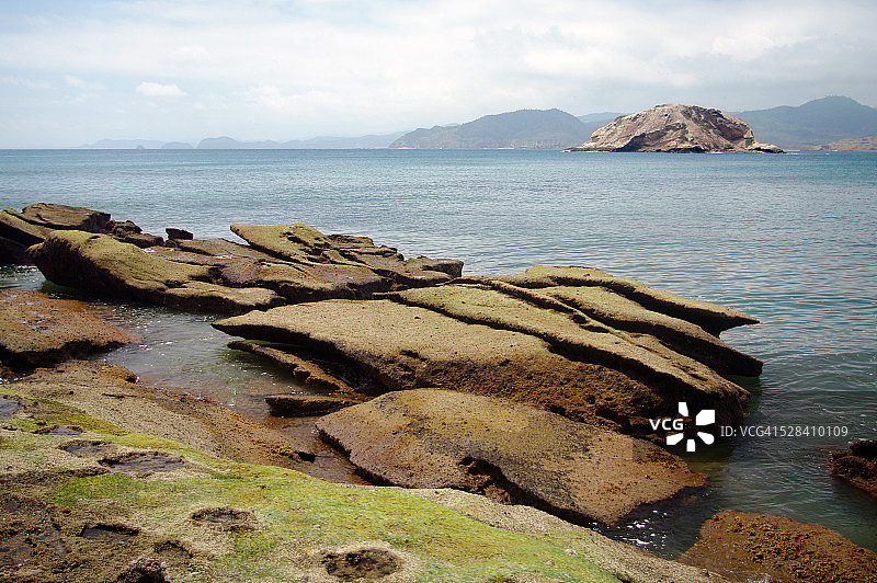 长满苔藓的空旷岩石海滩图片素材