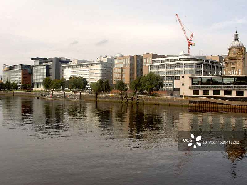 克莱德河与格拉斯哥市中心天际线图片素材