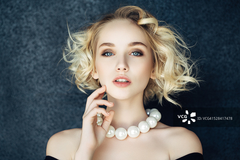 化妆和时尚发型的美丽女人图片素材