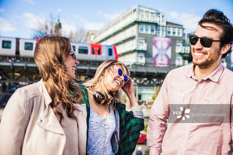 朋友们在春天的城市里相聚图片素材