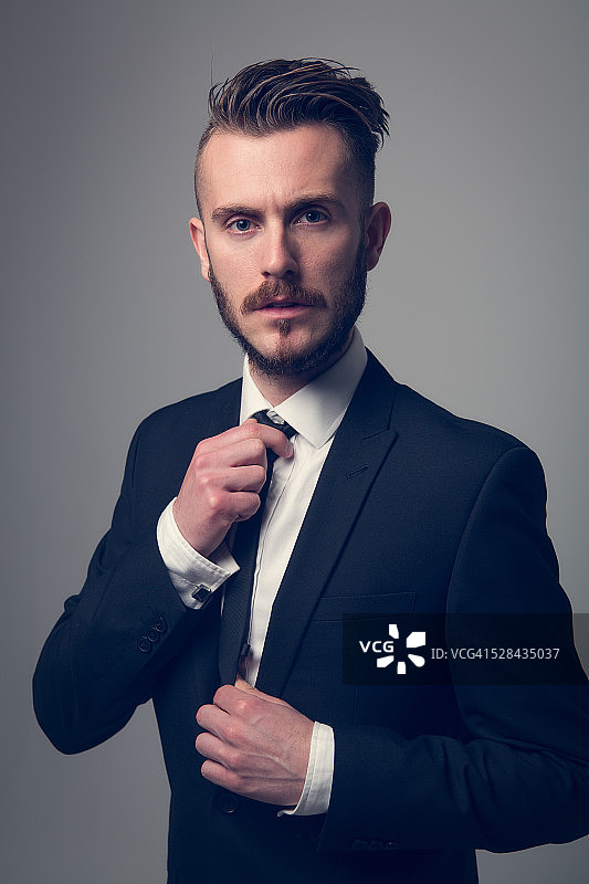 穿西装的男人肖像图片素材