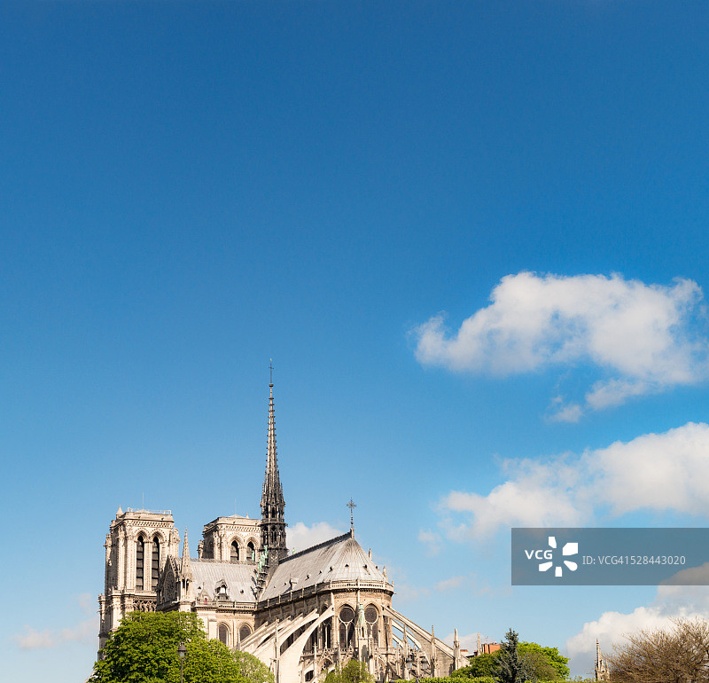 巴黎天空下的巴黎圣母院图片素材