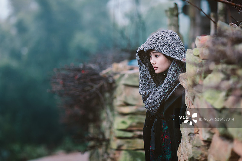 越南年轻女子穿外套在河江独自旅行图片素材