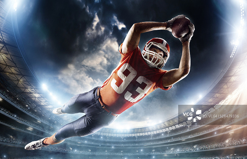 跳跃的橄榄球运动员图片素材