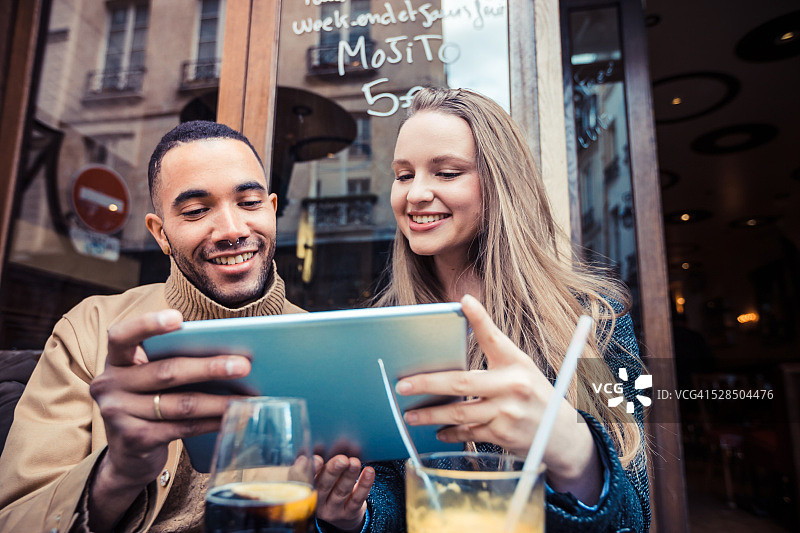 情侣在咖啡馆使用平板电脑图片素材