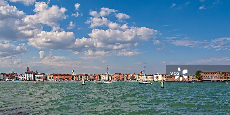 从圣乔治马焦雷岛眺望威尼斯水岸图片素材
