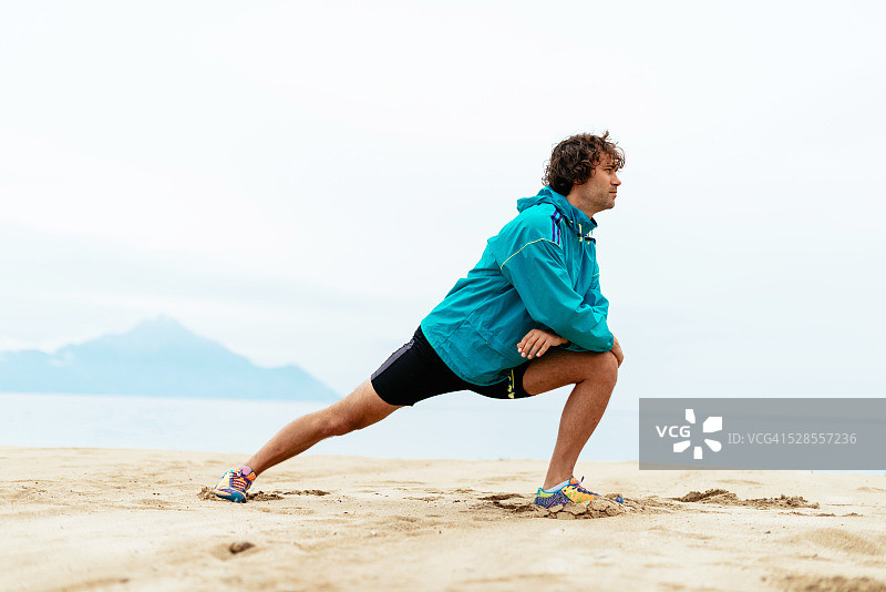 在希腊海滩准备铁人三项比赛的健壮运动员图片素材