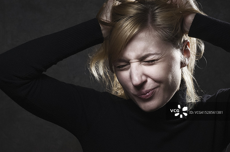 年轻女子对一切都感到怀疑图片素材