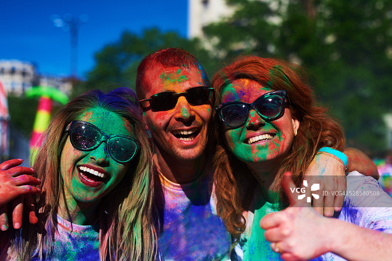 洒红节的友谊和乐趣图片素材