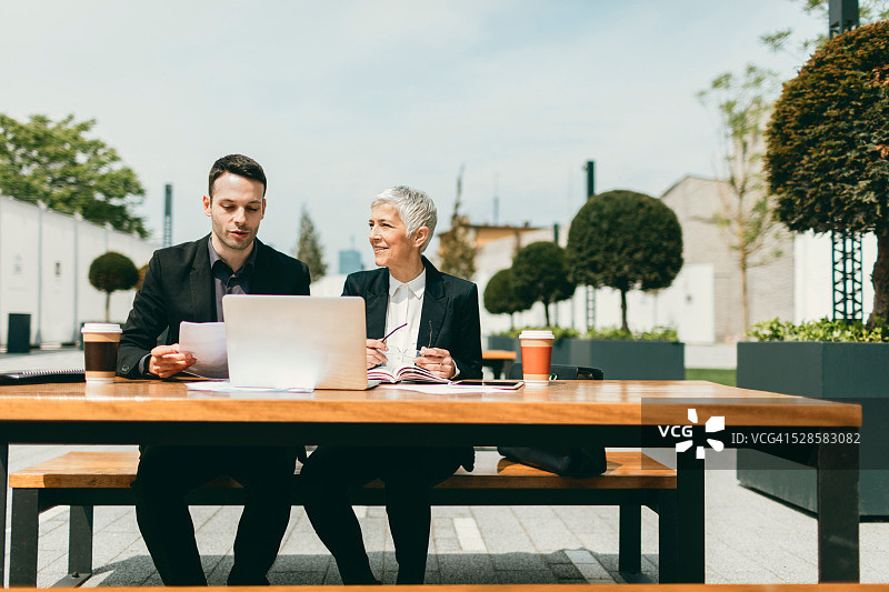 在户外使用笔记本电脑的商务人士图片素材