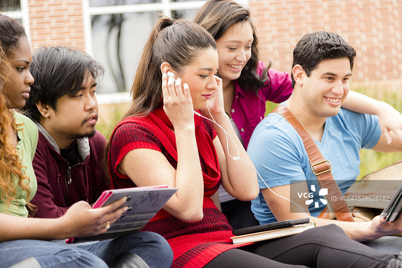 使用平板电脑的多民族大学生朋友图片素材