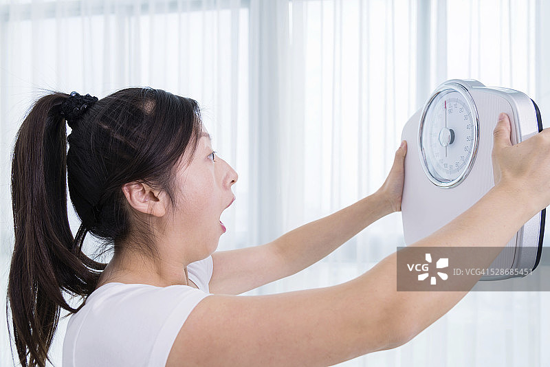 对体重秤感到愤怒图片素材