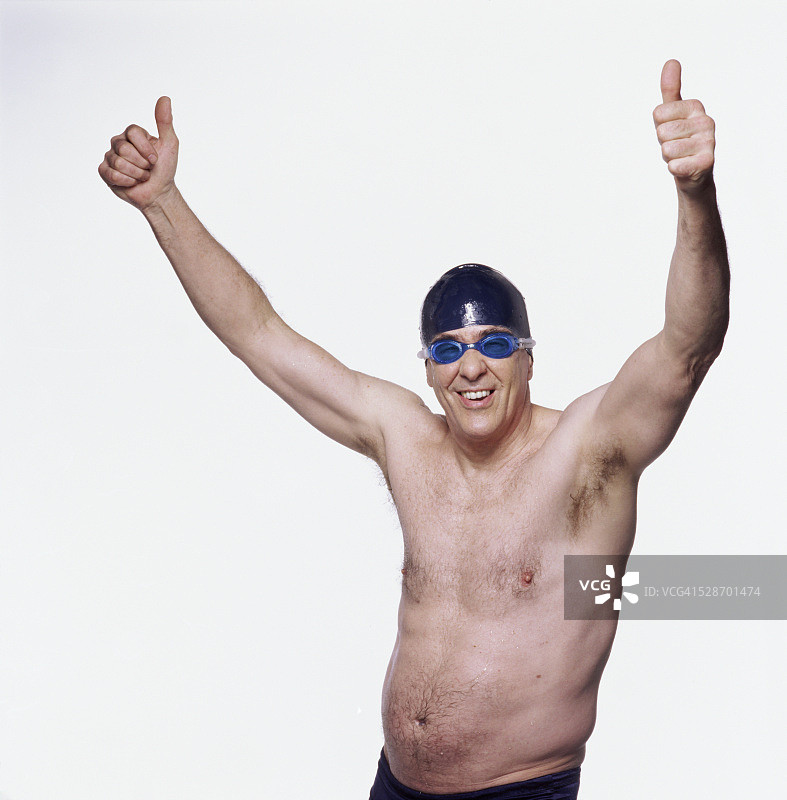 游泳者举起手臂图片素材