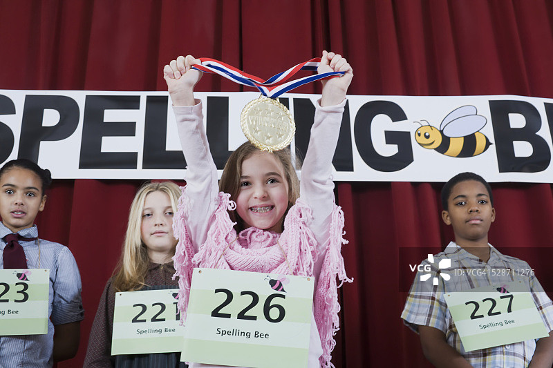 女孩手捧拼字比赛奖图片素材