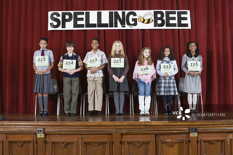 孩子们参加拼写比赛图片素材