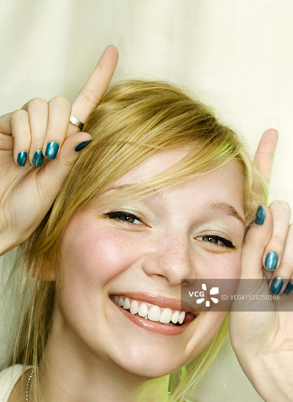 做兔耳朵手势的女人图片素材