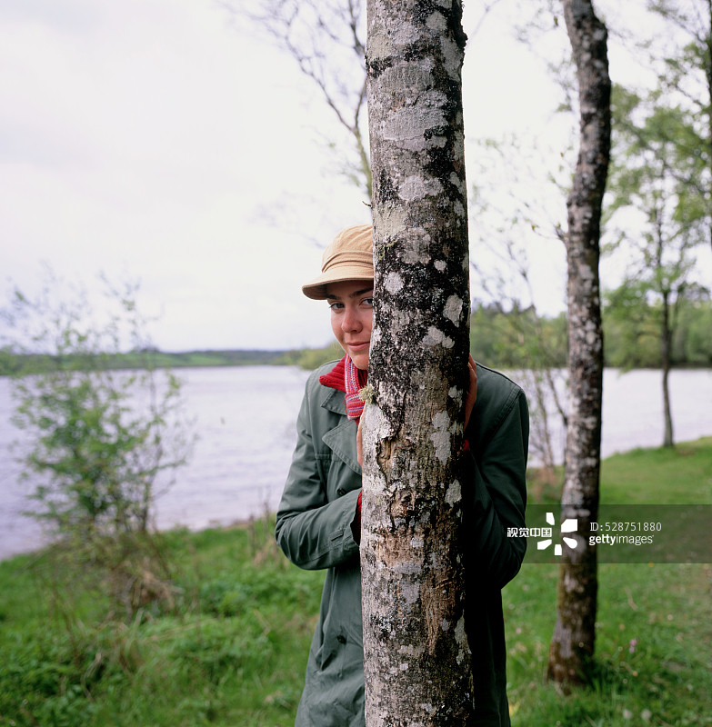 站在树后的女人图片素材