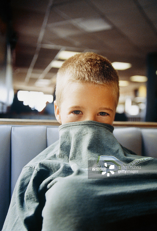 男孩穿着运动衫图片素材