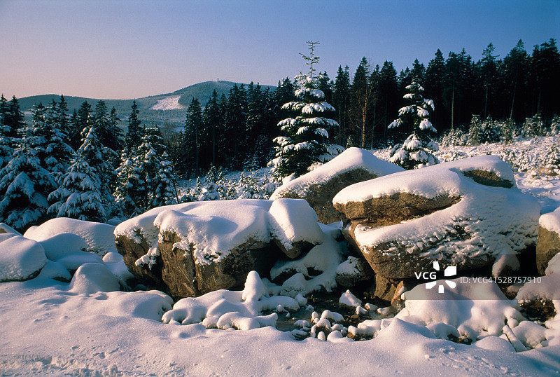 德国哈茨山区布罗肯山的冬季景观图片素材